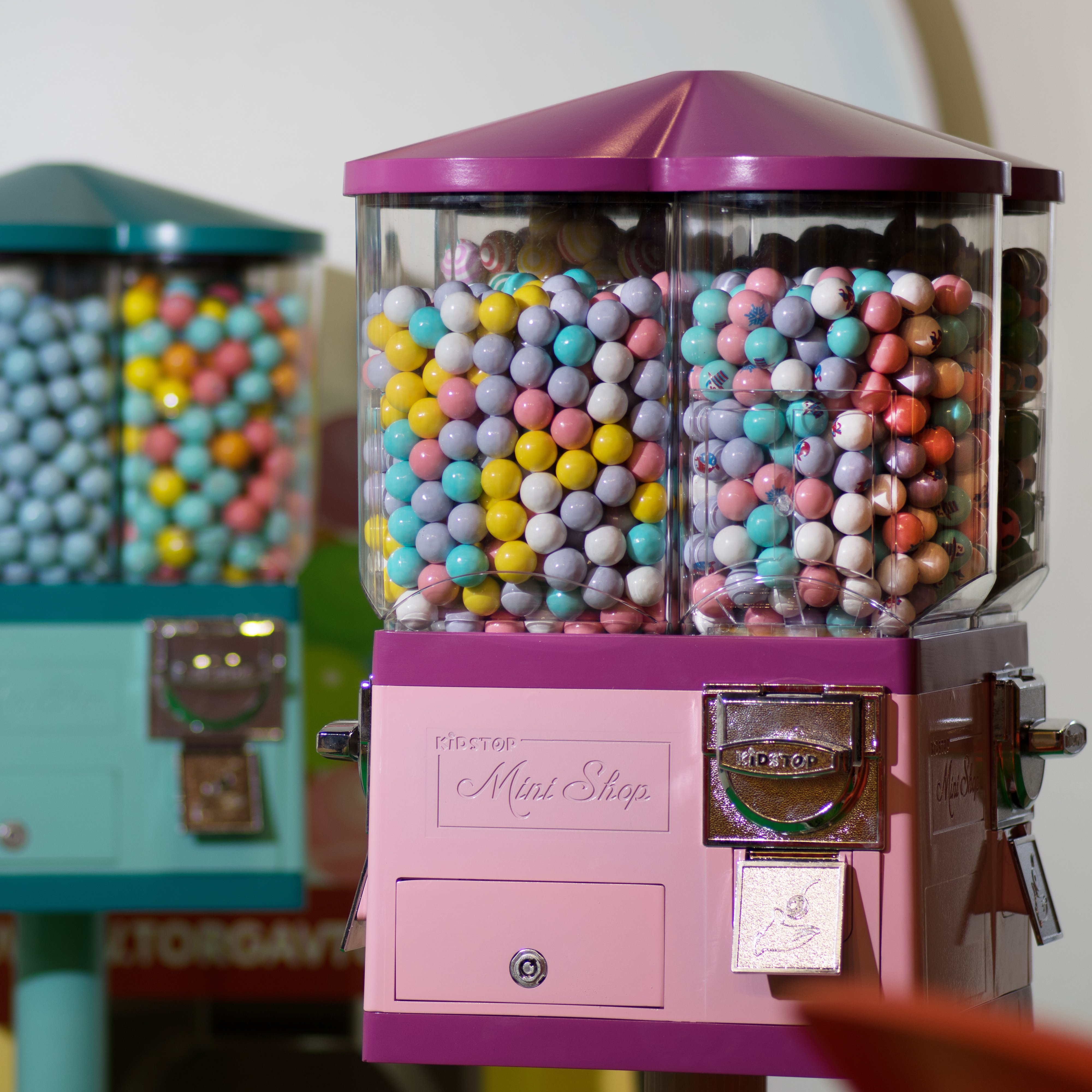 Торговый автомат покрашенный в 2 цвета к выставке